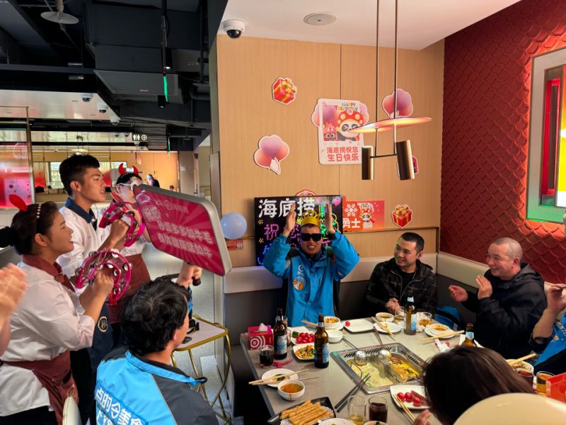 这个冬天不太冷！千名外卖员欢聚海底捞，共享冬日暖心火锅宴