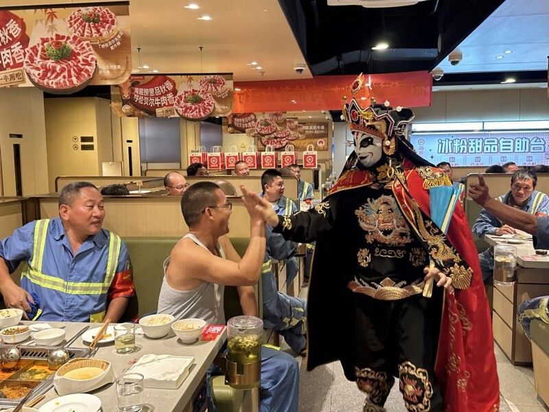 这个冬天不太冷！千名外卖员欢聚海底捞，共享冬日暖心火锅宴